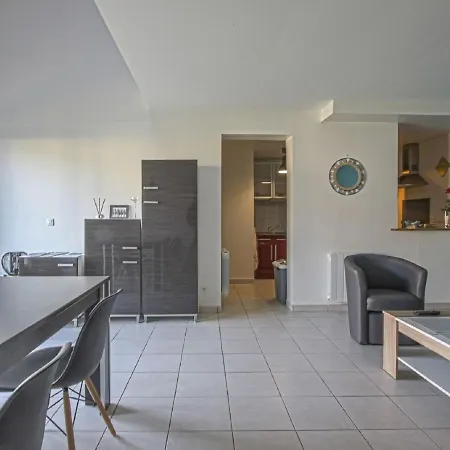 Tasteful In Comes With Terrace *